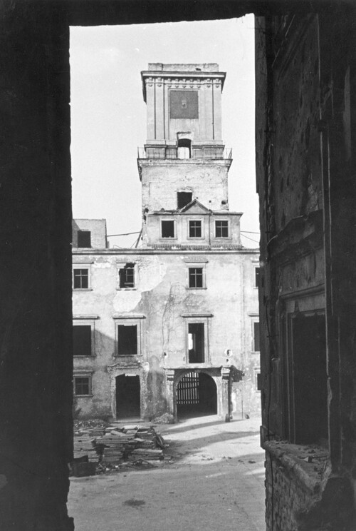 Warszawa, 1939 rok. Zniszczony Zamek Królewski; fragment dziedzińca i wieża. Widok z sąsiedniej zabudowy.