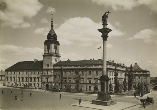 Plac Zamkowy w Warszawie, Zamek Królewski, pojedynczy przechodnie, do kolumny króla Zygmunta III Wazy zbliża się dorożka