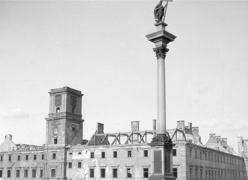 1939 rok, wypalone mury zniszczonego Zamku Królewskiego, widać kolumnę króla Zygmunta III Wazy.