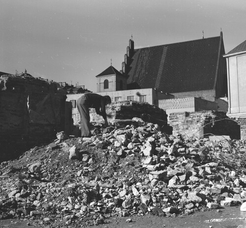Przygotowania do odbudowy Zamku Królewskiego w Warszawie, październik 1971 roku. Odgruzowywanie terenu. Widoczna katedra świętego Jana.