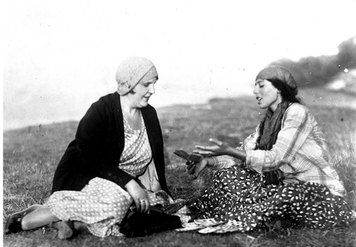 Młoda Cyganka podczas wróżenia kobiecie. Fotografia z okresu międzywojennego ze zbiorów NAC