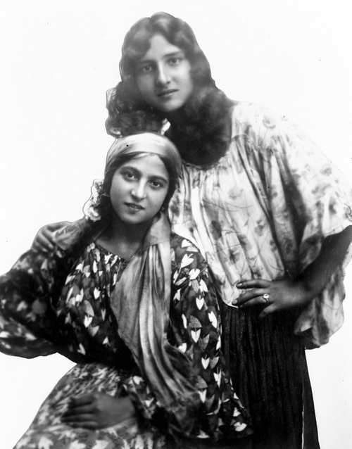 Dwie młode Cyganki. Fotografia z okresu międzywojennego ze zbiorów NAC