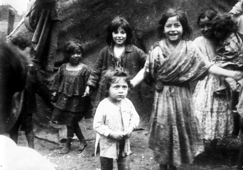 Grupa cygańskich dzieci. Fotografia z okresu międzywojennego ze zbiorów NAC