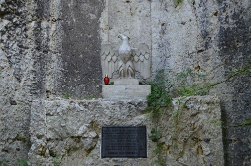 Upamiętnienie w wormie rzeźby orła umieszczonego wśród skał wraz z tablica memoratywną.