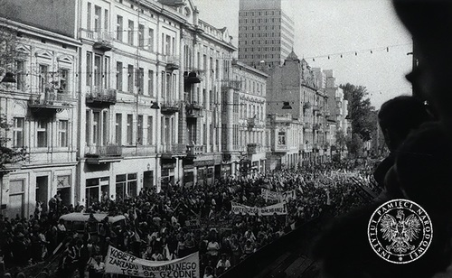 Manifestacja zorganizowana przez Zarząd Regionu Ziemi Łódzkiej NSZZ „Solidarność” – „Marsz głodowy kobiet”. Tysiące demonstrujących osób przechodzi ulicą Piotrkowską. Autor: nieznany, Łódź 30 lipca 1981 r. Fot. AIPN