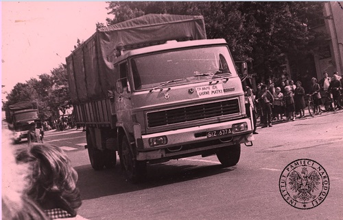 Akcja przygotowująca „Marsz głodowy kobiet”. Kierowcy PKS na swoich samochodach przywiesił transparenty z hasłami informującymi o mającej się odbyć 30 lipca demonstracji. Autor: nieznany, Zduńska Wola 30 lipca 1981 r. Fot. AIPN