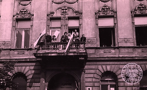 Siedziba Zarządu Regionu Ziemi Łódzkiej NSZZ „Solidarność”. Osoby stojące na balkonie spoglądają na przejście demonstrantów w „Marszu głodowym kobiet”. Autor: nieznany, Łódź 30 lipca 1981 r. Fot. AIPN