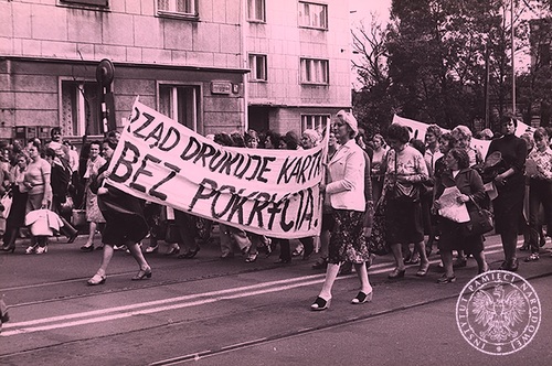 Manifestacja zorganizowana przez Zarząd Regionu Ziemi Łódzkiej NSZZ „Solidarność” – „Marsz głodowy kobiet”. Kobiety niosą transparent z hasłem mówiącym, że rząd nie ma kontroli na systemem reglamentacji artykułów spożywczych i mięsa. Autor: nieznany, Łódź 30 lipca 1981 r. Fot. AIPN