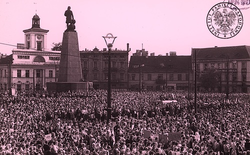 Manifestacja zorganizowana przez Zarząd Regionu Ziemi Łódzkiej NSZZ „Solidarność” – „Marsz głodowy kobiet”. Tysiące demonstrujących na Placu Wolności, gdzie marsz się zakończył odśpiewaniem przez demonstrujących „Roty”. Autor: nieznany, Łódź 30 lipca 1981 r. Fot. AIPN