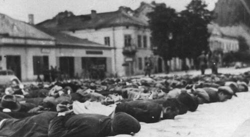 Mieszkańcy Olkusza leżeli przez 10 godzin  na bruku olkuskiego rynku. Fot. arch. Muzeum Regionalne PTTK w Olkuszu
