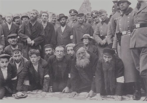 Grupa olkuskich Żydów zmuszona do pozowania z Niemcami na olkuskim rynku. Fot. arch. Muzeum Regionalne PTTK w Olkuszu
