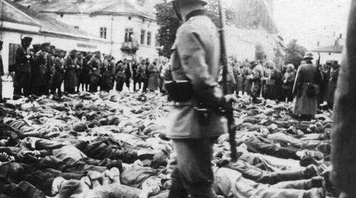 Niemieccy żołnierze wokół grupy olkuszan leżących na rynku. Fot. arch. Muzeum Regionalne PTTK w Olkuszu
