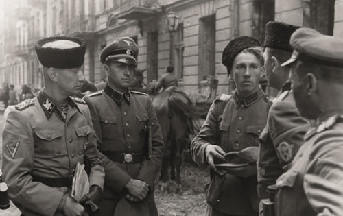 Heinz Reinefarth (pierwszy od lewej), „kat Woli”, w czapce „kubance”, Warszawa, 1944 r.