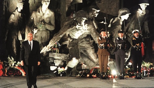 Prezydent RFN Roman Herzog pod pomnikiem Powstania Warszawskiego, 1 sierpnia 1994 r. Był pierwszym niemieckim prezydentem, który publicznie przeprosił za niemieckie zbrodnie dokonane na Polakach. Fot. polen.diplo.de/pl