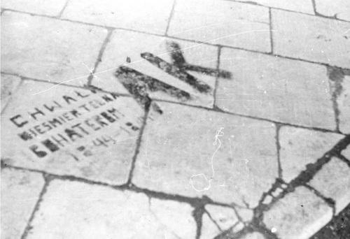 Napis na chodniku czczący pamięć żołnierzy Armii Krajowej - Warszawa, 1 sierpnia 1945 r. Fot. Wacław Żdżarski (NAC)