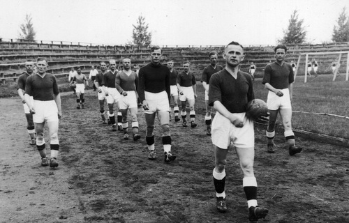 Piłkarze Łódzkiego Klubu Sportowego na czele z Antonim Gałeckim - czerwiec 1939 r. Fot. NAC