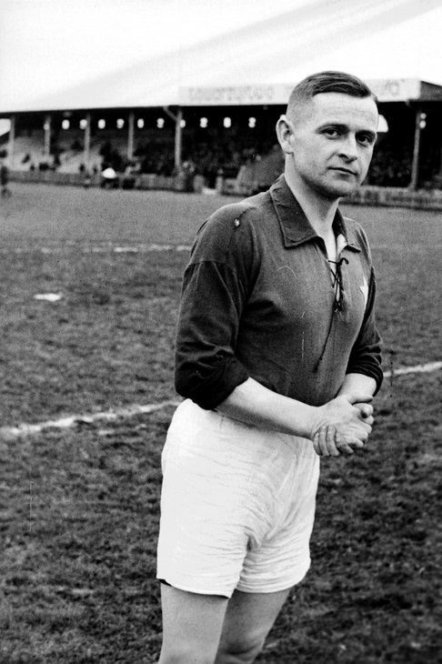 Antoni Gałecki, piłkarz ŁKS-u Łódź, na boisku stadionu Wisły Kraków, podczas meczu treningowego reprezentacji Polski - 14 marca 1937 r. Fot. NAC