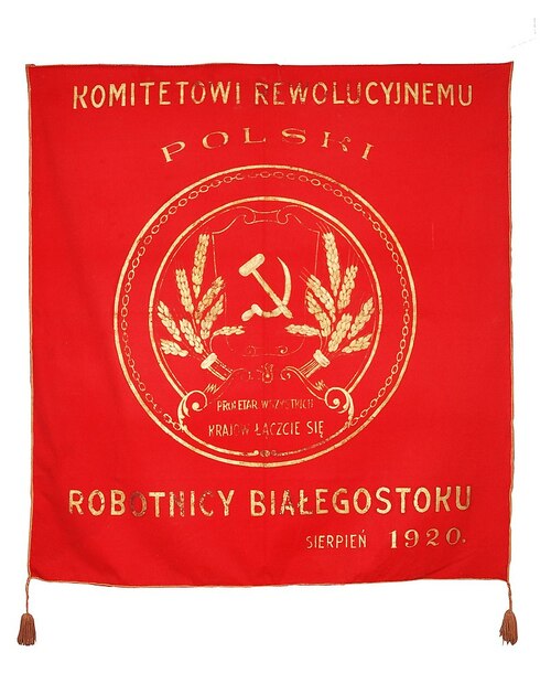 Sztandar w kolorze czerwonym z symbolami sierpa i młota oraz hasłem: &quot;Proletariusze wszystkich krajów łączcie się&quot;. Wokół napis: Komitetowi rewolucyjnemu Polski - Robotnicy Białegostoku - sierpień 1920.