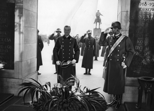 Regent Węgier nad płytą Grobu Nieznanego Żołnierza w otoczeniu asysty wojskowej. Wokół zarys kolumnady Pałacu Saskiego.