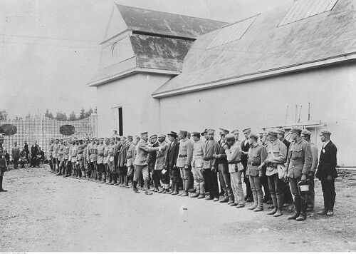 Strzelcy na krakowskich Oleandrach, sierpień 1914 r. (fot. NAC)