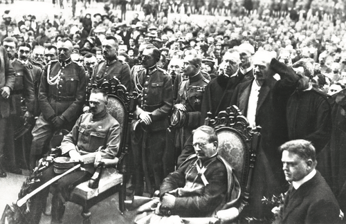 Uroczysta msza św. na pl. Saskim w Warszawie. Siedzą od lewej: marszałek Józef Piłsudski, nuncjusz apostolski Achille Ratti oraz Herbert Hoover – szef misji pomocy dla ofiar I wojny światowej, 13VIII 1919 r. (fot. NAC)