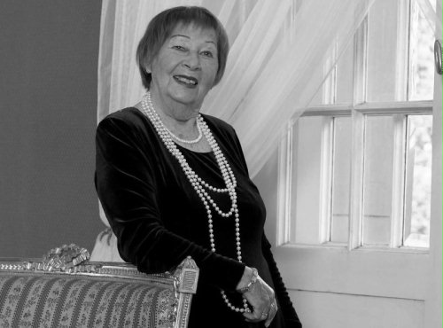 Zdjęcie starszej uśmiechniętej kobiety