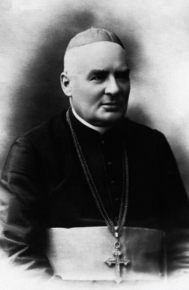 Zdjęcie portretowe mężczyzny w biskupiej sutannie