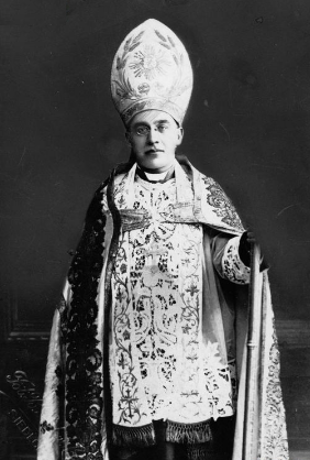 Zdjęcie mężczyzny w liturgicznym stroju hierarchy katolickiego