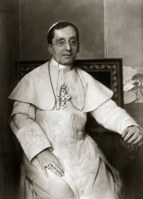 Zdjęcie portretowe mężczyzny w białej papieskiej sutannie