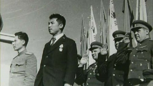 Kim z oficerami sowieckimi w 1945 roku (źródło: Wikimedia)