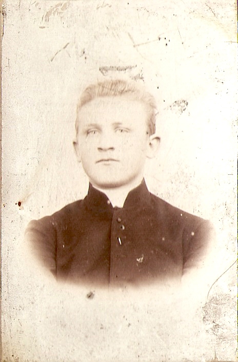 Zdjęcie portretowe młodego kapłana.