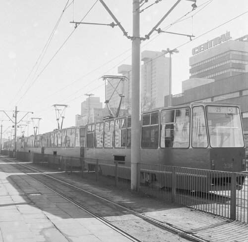 Kilka pustych wozów tramwajowych stojących jeden za drugim
