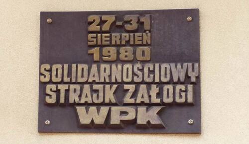 Tablica upamiętniająca strajk załogi WPK BB (fot. Artur Kasprzykowski)