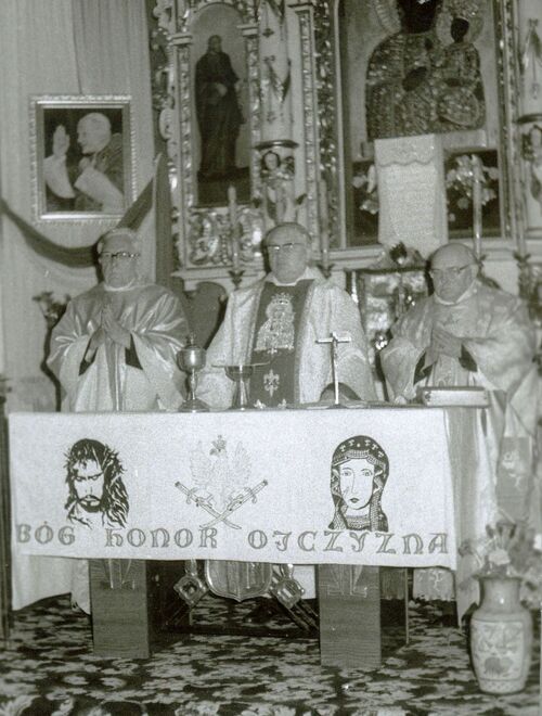 Odprawiający mszę trzej kapłani rzymskokatoliccy w szatach liturgicznych