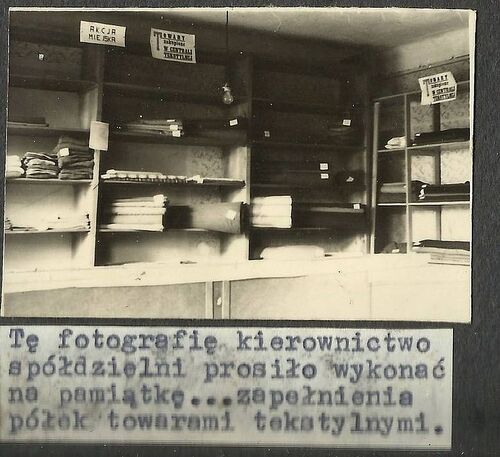 Wnętrze sklepu Spółdzielni „Oszczędność” w Skarżysku-Kamiennej, 1947 r. Ze zbiorów Mesko SA w Skarżysku-Kamiennej