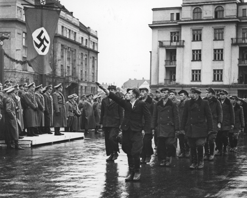 Hans Frank przyjmuje defiladę (fot. NAC)