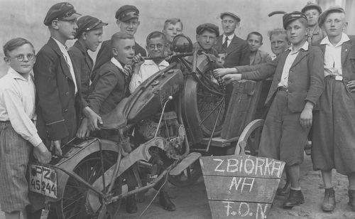Uczniowie szkoły powszechnej w Mosinie zbierają surowce wtórne w celu uzyskania pieniędzy na Fundusz Obrony Narodowej, 11 czerwca 1939 r. Fot. NAC