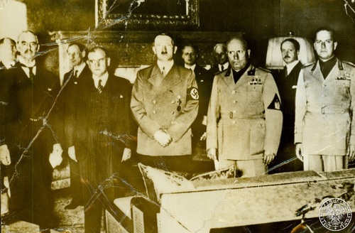 Fotokopia zdjęcia z podpisania układu z Monachium 29-30 IX 1938 r. W pierwszym rzędzie od lewej Neville Chamberlain, Edouard Daladier, Adolf Hitler, Benito Mussolini, Galeazzo Ciano. Fot. AIPN