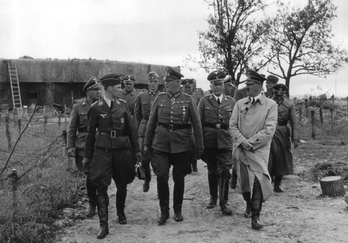 Adolf Hitler i marszałek Wilhelm Keitel podczas inspekcji na Linii Maginota, czerwiec 1940 r. Fot. NAC