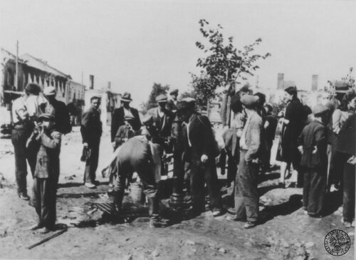 Ludność cywilna na rynku zdobytego przez wojska niemieckie Pińczowa, 10 września 1939 r. Fot. z zasobu IPN