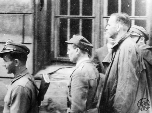 Amon Göth prowadzony pod eskortą w trakcie swojego procesu przed Najwyższym Trybunałem Narodowym w Krakowie, 1946 r. Fot. AIPN