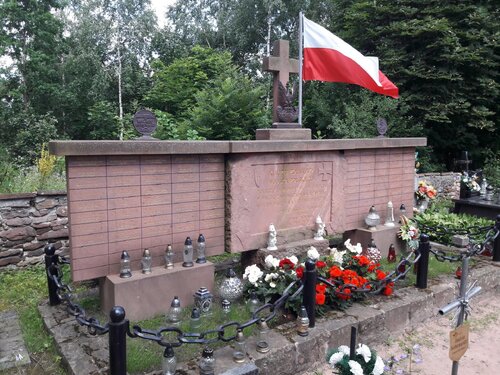 Grób w formie kwatery ziemnej, obwiedzionej łańcuchem; centralnym punktem jest pomnik w formie ściany, na której prawej i lewej stronach znajdują się tabliczki imienne, a w jej środku jest tablica z inskrypcją ku czci żołnierzy Wojska Polskiego poległych za Ojczyznę; na pomniku umieszczone są także: kamienny krzyż oraz metalowe orzeł Wojska Polskiego i dwie tabliczki inskrypcyjne; na kwaterze liczne znicze, biało-czerwone kwiaty; w tle gęste drzewa i zarośla
