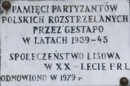 Tablica z pomnika w lesie koło Lisowa