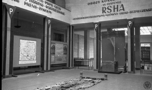 Wystawa "Zbrodnie niemieckie w Polsce 1939-1945" w Muzeum Narodowym w Warszawie, czerwiec 1946 r. Fragment ekspozycji poświęconej Głównemu Urzędowi Bezpieczeństwa Rzeszy (niem. Reichssicherheitshauptamt, RSHA). Fot. AIPN