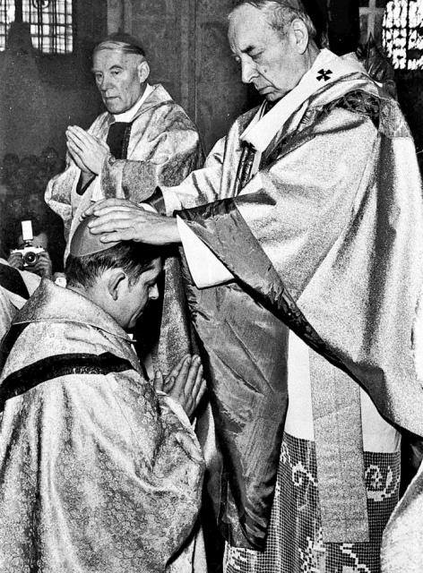 Józef Glemp przyjmuje sakrę biskupią z rąk kard. Wyszyńskiego