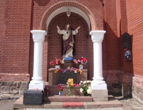 Grób Edwarda Woyniłłowicza przy kościele św. Szymona i Heleny w Mińsku