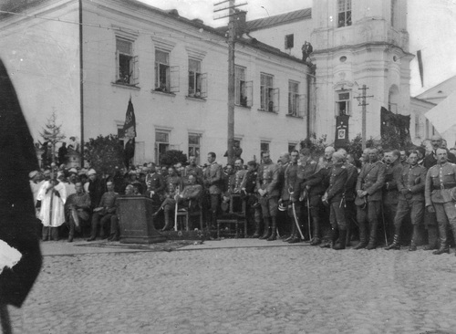 Fragment mszy polowej odprawionej na Wysokim Rynku, przy Kolegium Jezuitów w Mińsku podczas wizyty Naczelnika Państwa Józefa Piłsudskiego, 19 września 1919 r. Fot. NAC