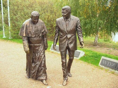 Statues of pope John Paul II and U.S. president Ronald Reagan in the years 1981-1989 in Gdańsk