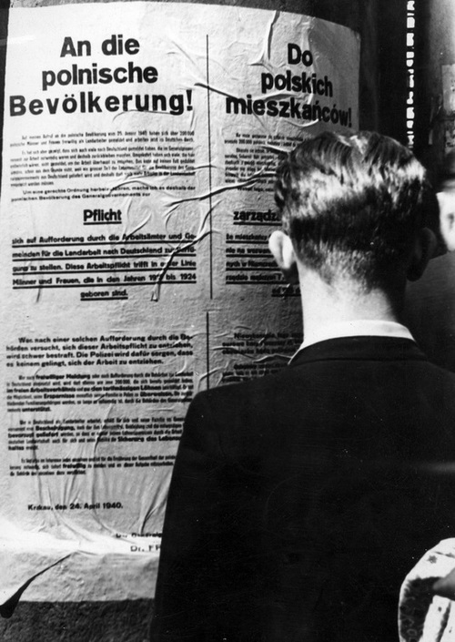 Słup ogłoszeniowy z zarządzeniem o kierowaniu Polaków do prac w Rzeszy, kwiecień 1940 r. Fot. NAC