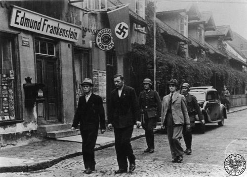 Trzech Polaków aresztowanych w Gdańsku po napaści Niemiec na Polskę, wrzesień 1939 r. Fot. AIPN